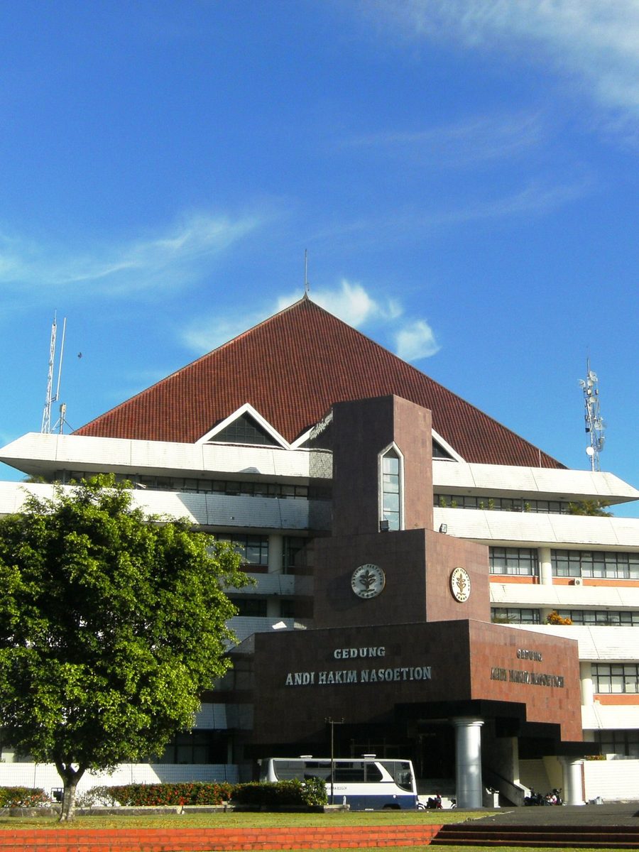 Foto arsip Gedung Andi Hakim Nasution, rektorat IPB, 10 Mei 2009. Ilustrasi latar akademik; bukan foto Alim Setiawan Slamet atau pelantikannya. Hysocc via Wikimedia Commons, CC BY-SA 3.0.