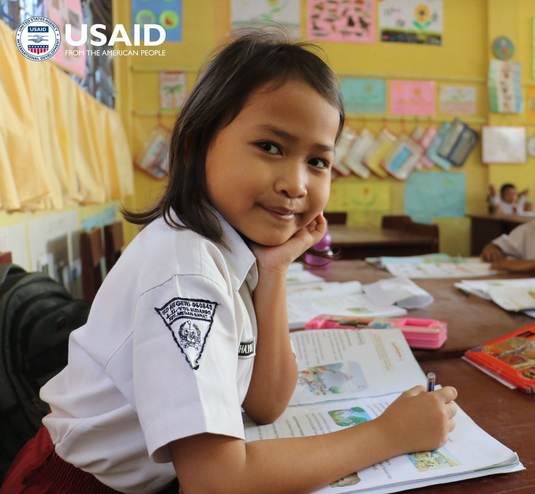 Foto ilustrasi arsip: siswi di Indonesia dengan buku bergambar, 30 Maret 2016. Foto: Swiny Andina/USAID Indonesia, domain publik.