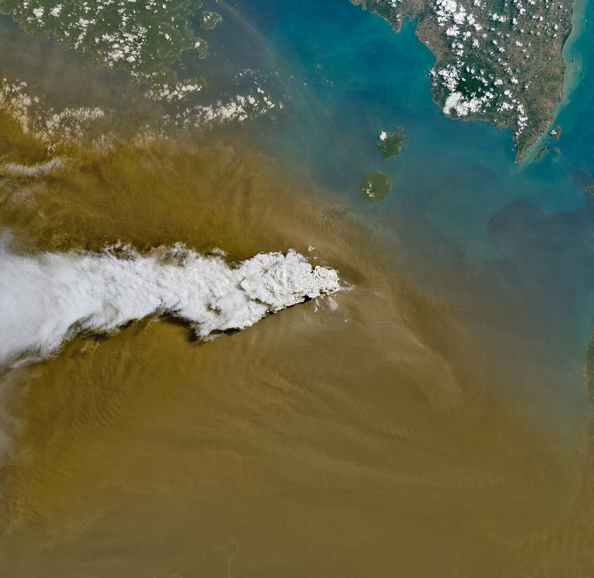 Citra satelit arsip Anak Krakatau oleh Landsat 8, 5 September 2026; bukan kondisi 9–10 Oktober.