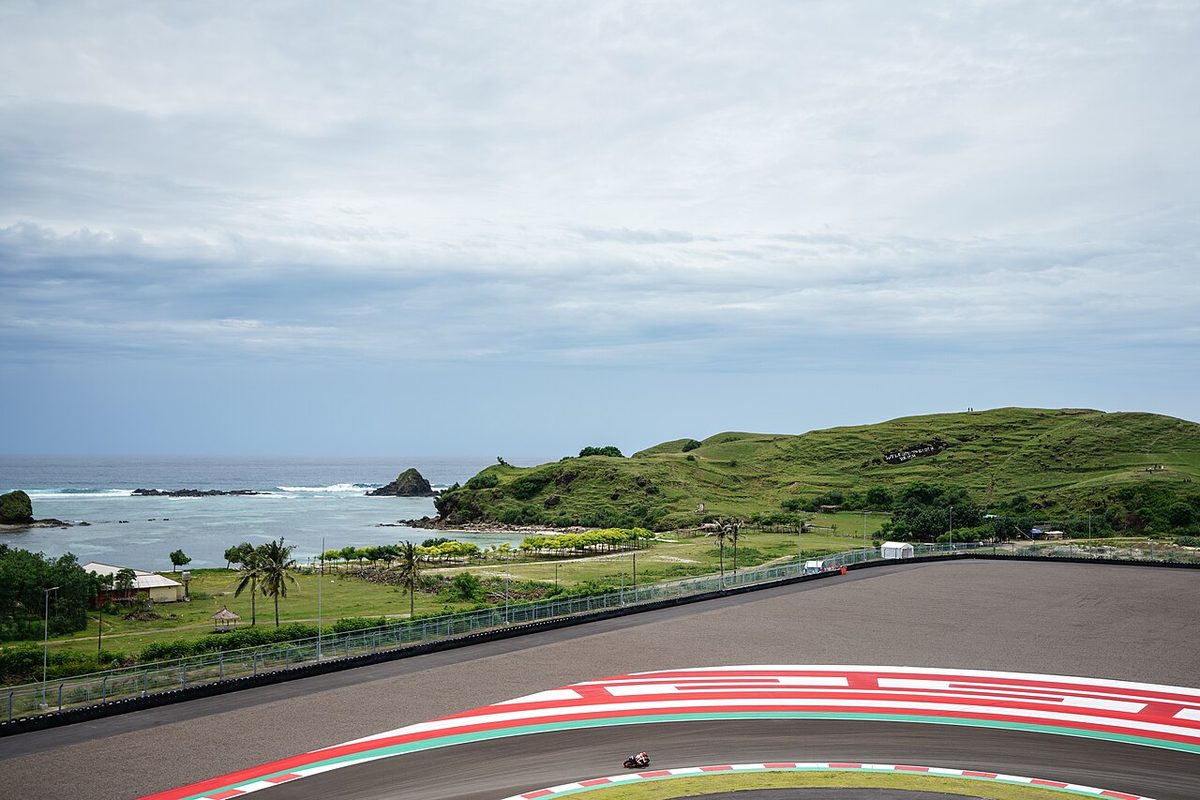 Foto arsip: Marc Márquez melintasi tikungan ke-10 Sirkuit Mandalika, dengan panorama pesisir Lombok, saat tes pramusim pada 11 Februari 2022.
